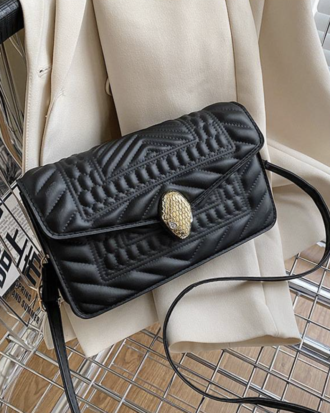 Geanta Queenly neagra din piele ecologica cu inchizatoare aurie