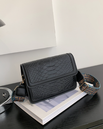 Geanta Hazel neagra din piele ecologica tip croco si bareta textila