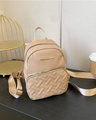 Rucsac Jules crem din material textil cu model matlasat si barete reglabile, 23 x 17 x 8 cm